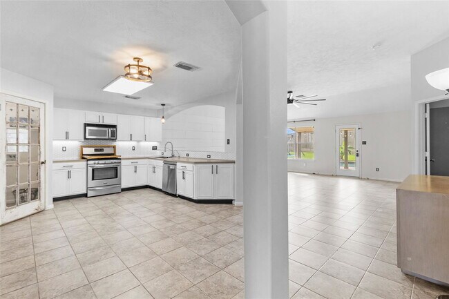 Building Photo - 25211 Barmby Dr