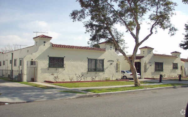 Primary Photo - 8448 Beechwood Ave