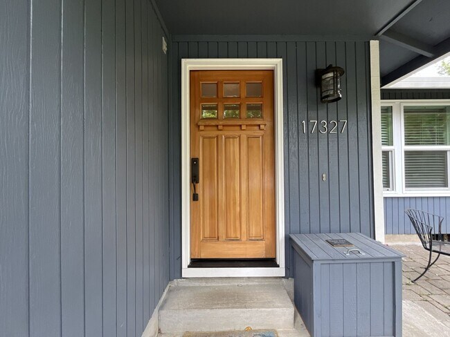 Foto del edificio - Charming Home Near Nike Campus with Vaulted Ceilings & Updated Kitchen