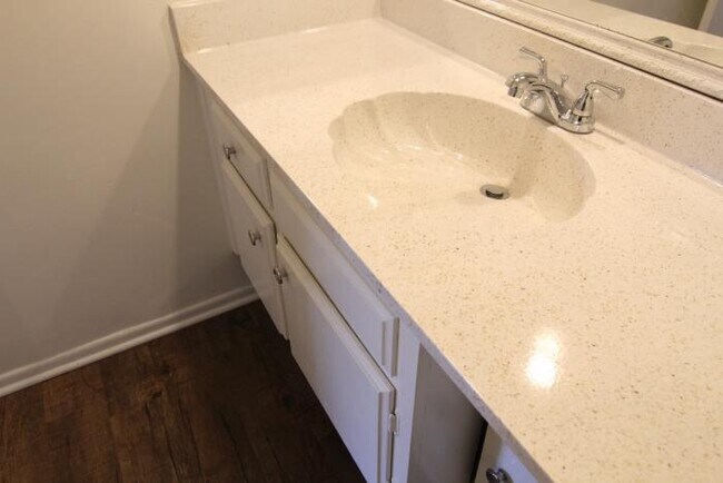 Building Photo - 3 bedroom in Santa Monica CA 90403