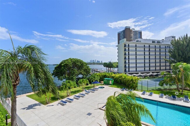 Foto del edificio - 880 NE 69th St