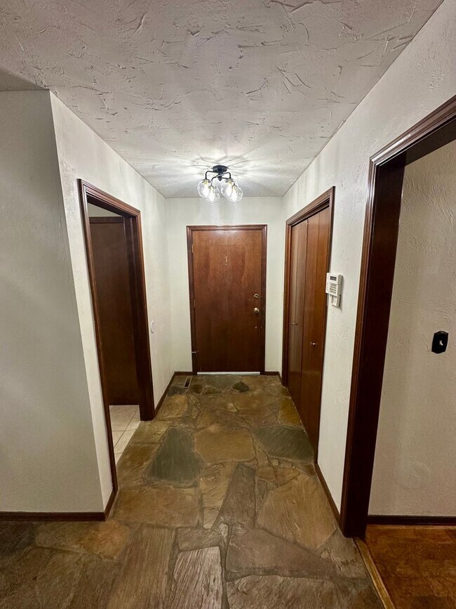 Building Photo - Immaculate major remodeled executive home ...