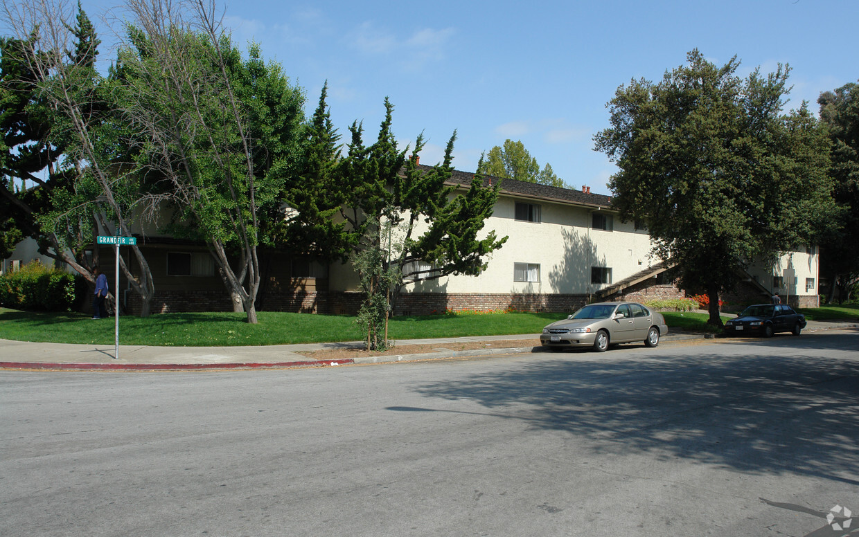 Foto del edificio - Grand Fir Apartments