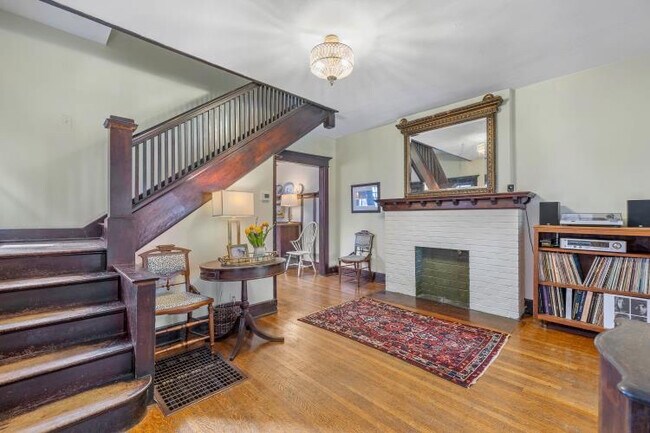 Building Photo - 963 Woodruff Pl W Dr