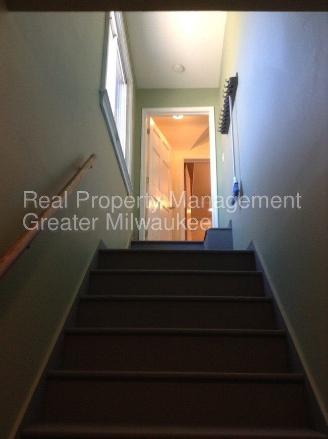 Foto del edificio - Updated Private Entry Upper Duplex