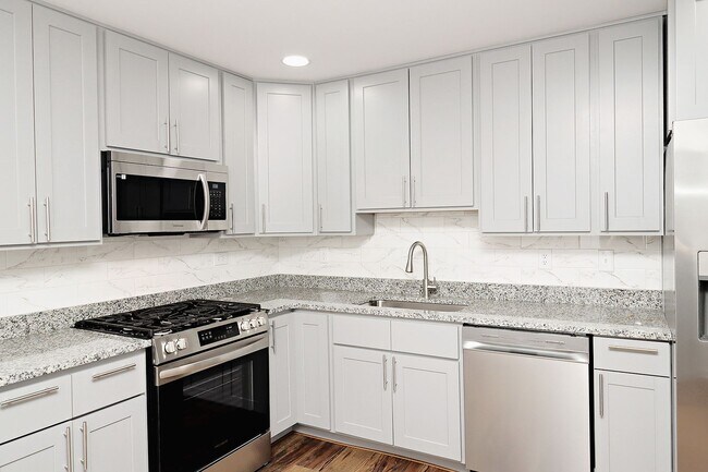 Foto del edificio - Beautifully Renovated Downtown Basement Ap...