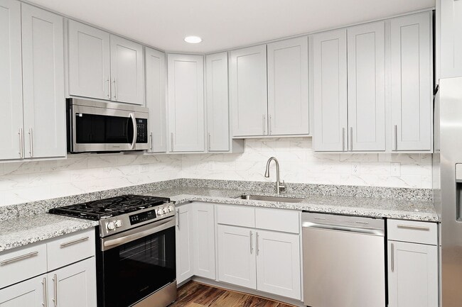 Building Photo - Beautifully Renovated Downtown Basement Ap...