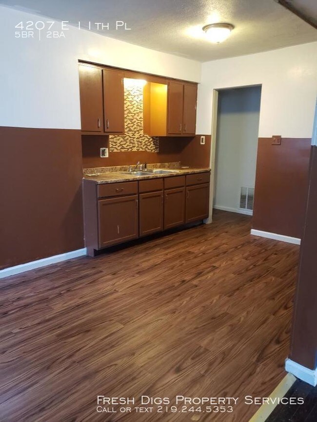 Building Photo - 5 bedroom 2 bathroom home in Gary
