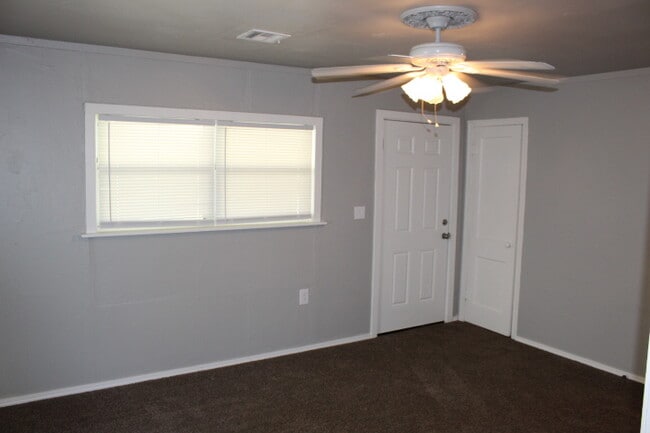 Building Photo - 902 NW 99th St