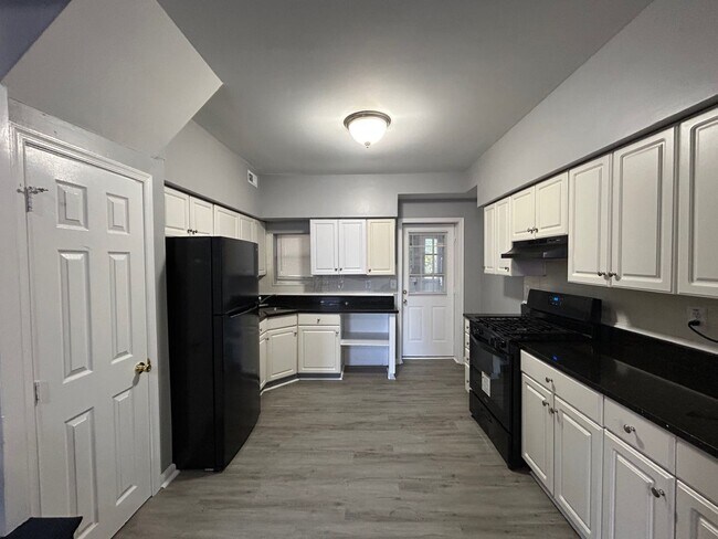 Foto del edificio - Baltimore - 3 Bedrooms and 1 bath Available!