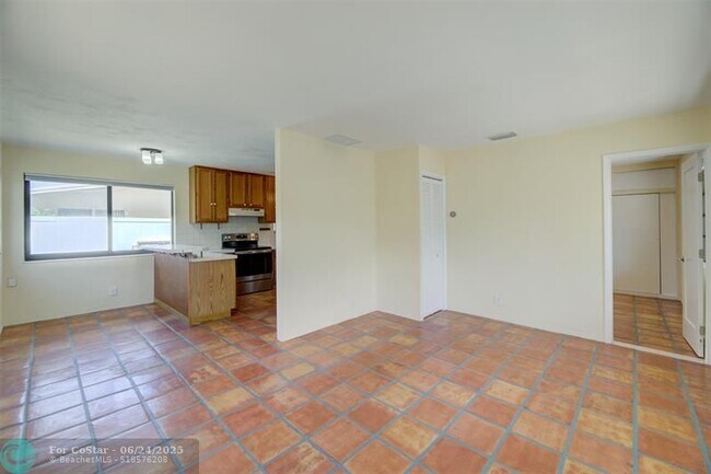 Building Photo - 805 NE 40th St