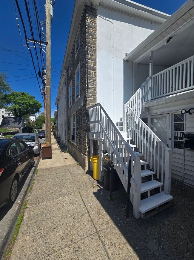 Building Photo - Charming 2bd/1ba Bala Cynwood Home!