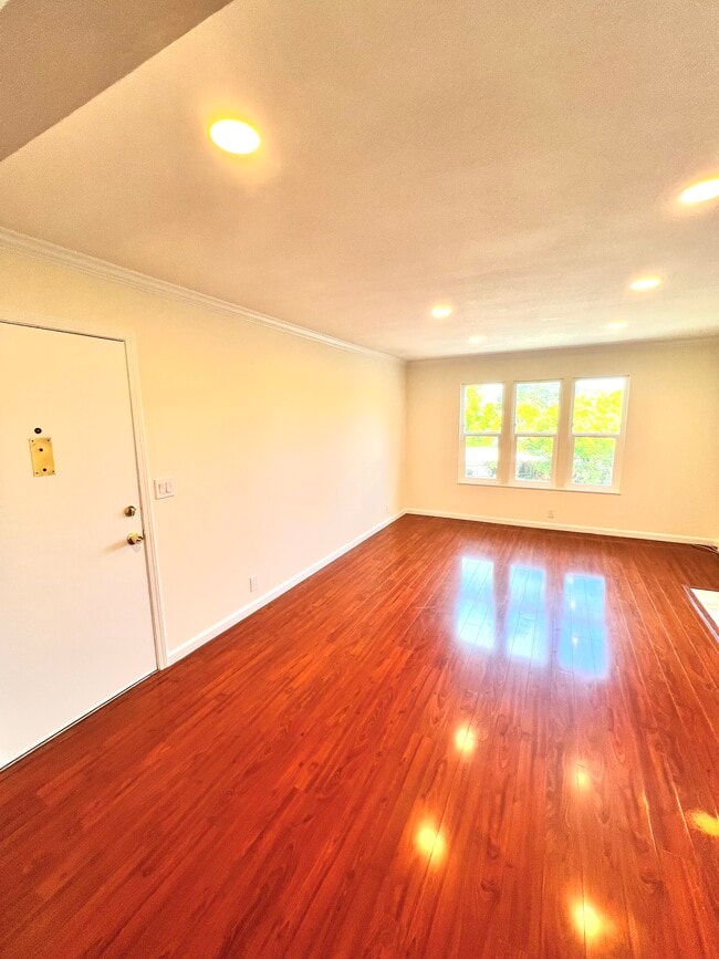 Building Photo - 250 Chilpancingo Pkwy