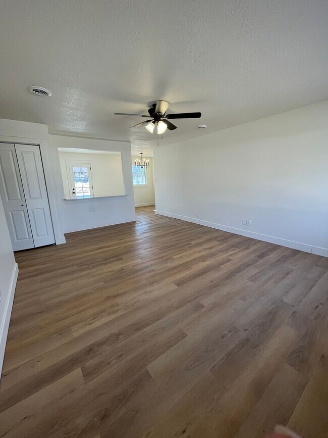 Foto del edificio - AMAZING SINGLE-FAMILY HOME! CLOSE TO CAMPUS AND SPORTS COMPLEX!