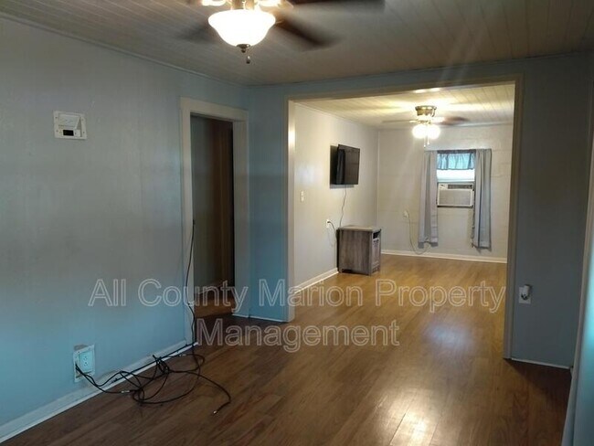 Foto del edificio - 2441 N Pine Ave