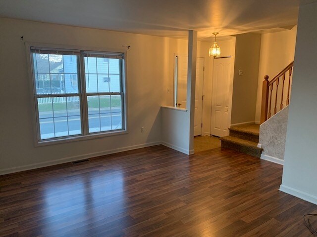 Building Photo - 3 Bedroom Townhome.