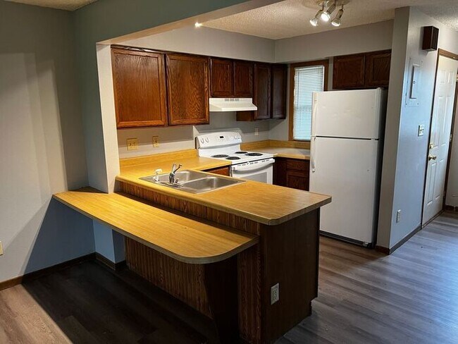 Building Photo - $900 | 2 Bedroom, 1 Bathroom Condo | No Pe...