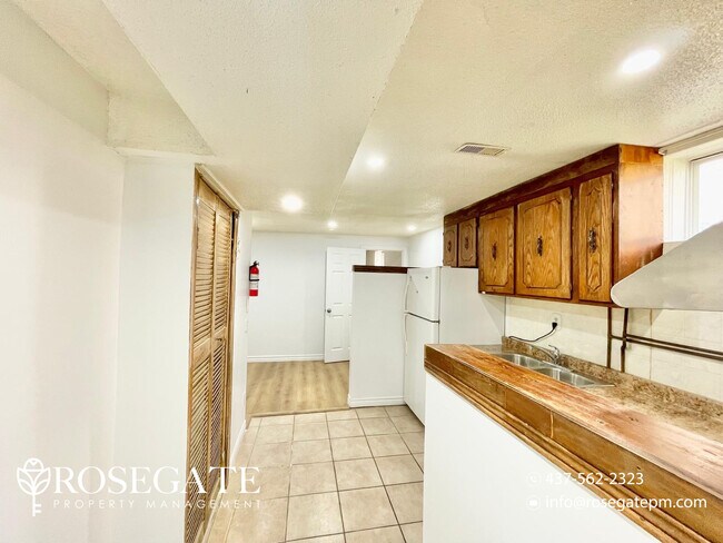 Photo du bâtiment - Cozy & Modern 2-Bedroom Lower Unit in Quie...