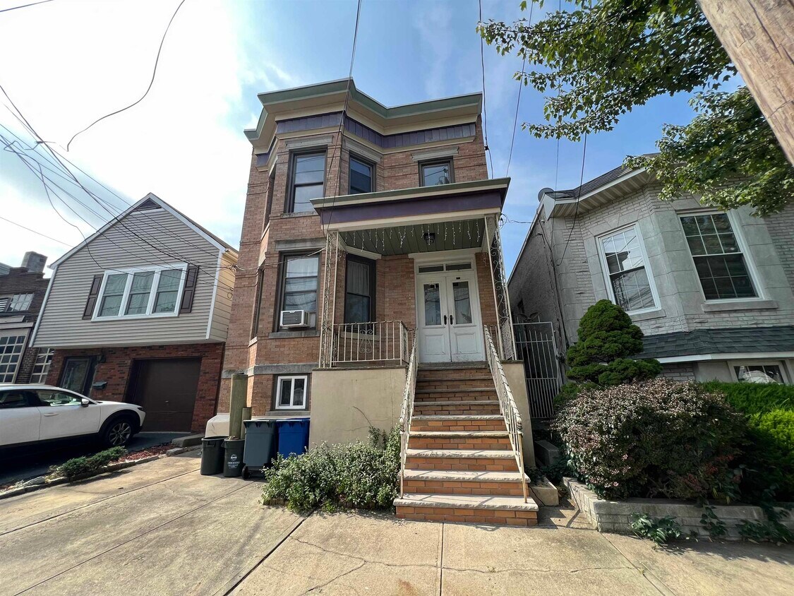 329 Centre Ave, Secaucus, NJ 07094 House Rental in Secaucus, NJ