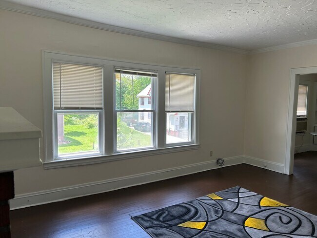Foto del edificio - Spacious 3-Bedroom, 2-Bath First Floor  Ap...