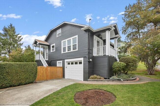 Foto del edificio - Cozy West Seattle Craftsman-style Bungalow...