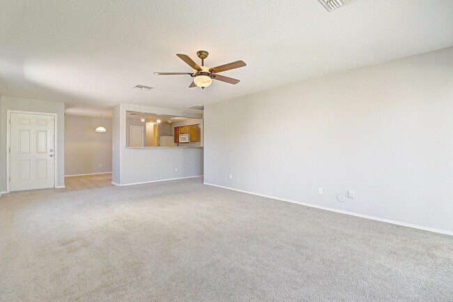 Vista desde el salón a la cocina. - 25586 W North Star Ln