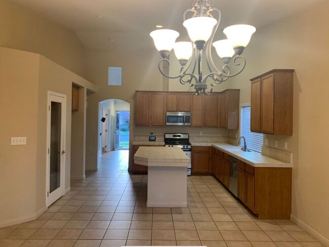 Building Photo - Beautiful and spacious 3 bedroom!