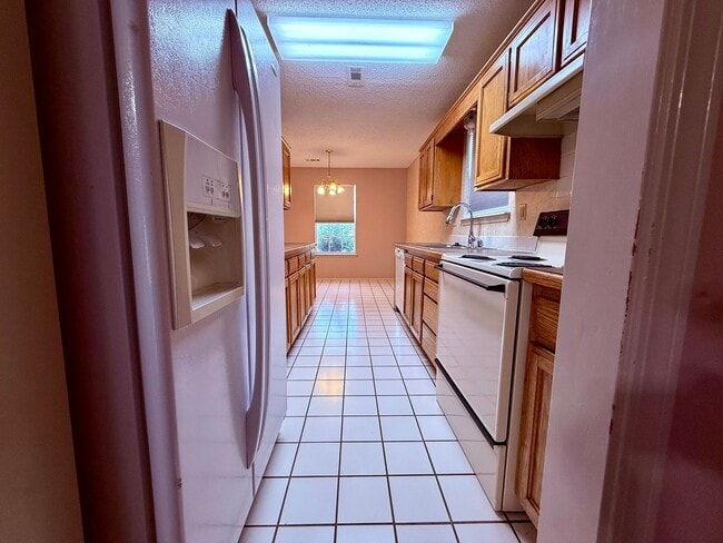 Building Photo - 1404 Camellia Dr