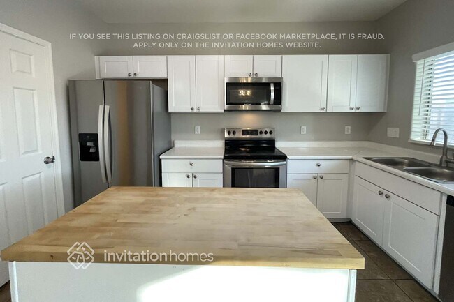 Foto del edificio - 1421 S 123rd Dr