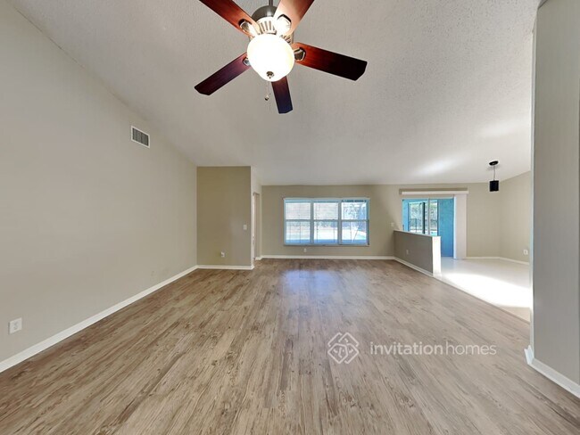 Foto del edificio - 5425 Windbrush Dr