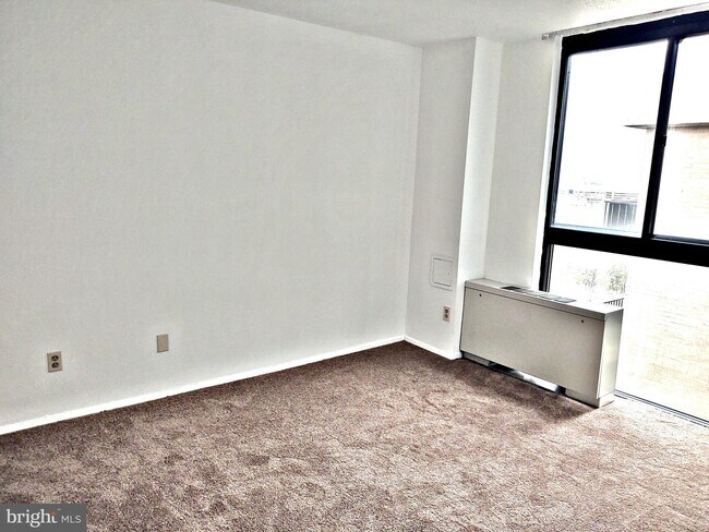 Foto del edificio - 6100 Westchester Park Dr