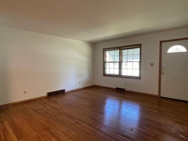 Foto del edificio - {731} Convenient Location + Full basement + 2 Car Tandem Garage