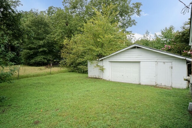 Building Photo - Move In Ready Three Bedroom Home!