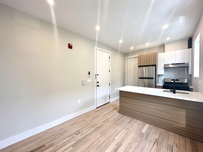 Foto del edificio - 108 Lembeck Ave