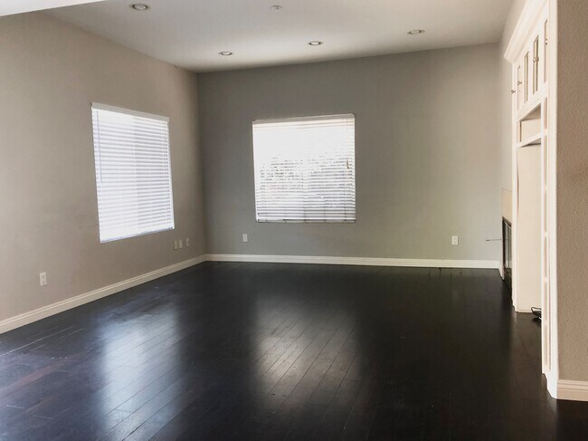 Building Photo - 9044 Hayvenhurst Ave