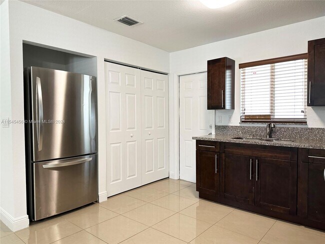 Foto del edificio - 513 NW 77th St