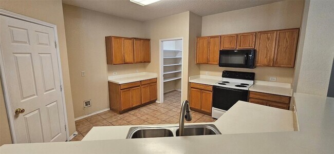 Building Photo - 2820 Deer Ridge Dr