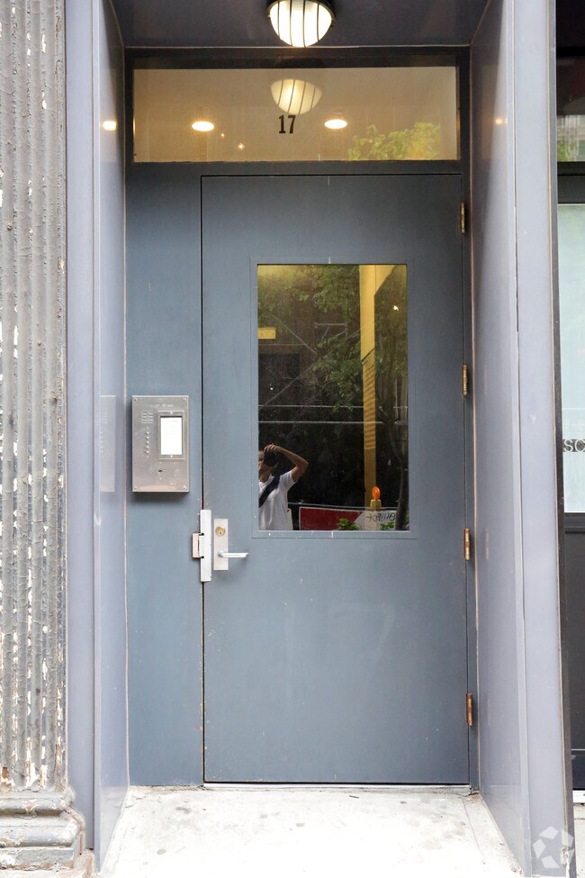 Building Photo - 17 Warren St