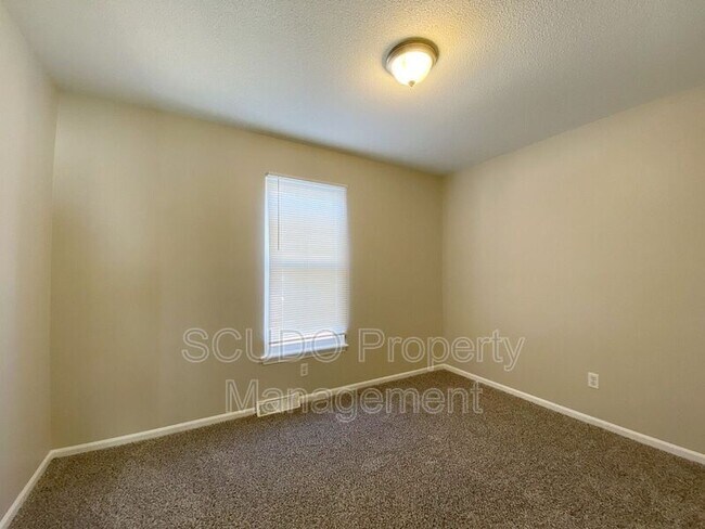Building Photo - 5810 NW Walnut Ct