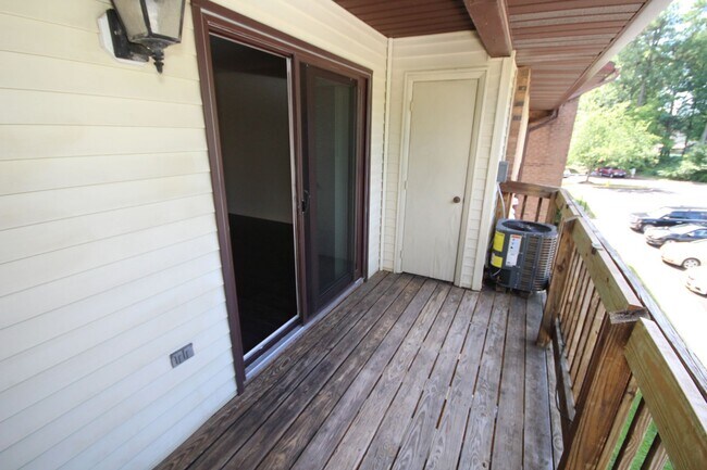 Building Photo - 3rd Floor Condo in Quiet and Desirable Are...