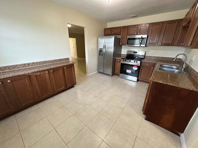 Foto del edificio - 18512 NW 23rd Ct
