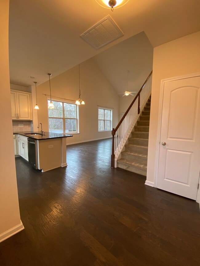 Building Photo - Beautiful 3 bed, 2.5 bath end unit townhome close to Duke!