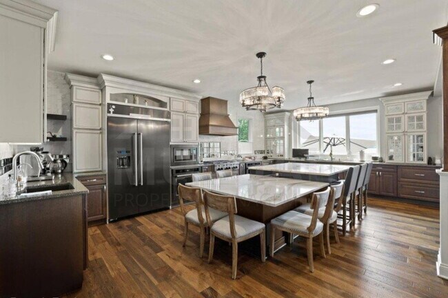 Foto del edificio - 8184 Woodland Shore Dr