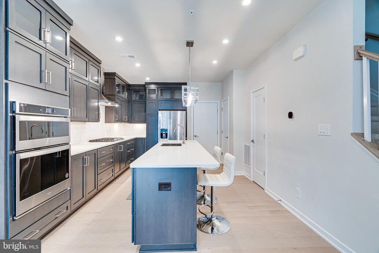 7422 Backett Wood Ter Unit 701, Tysons, VA 22102 Room for Rent in