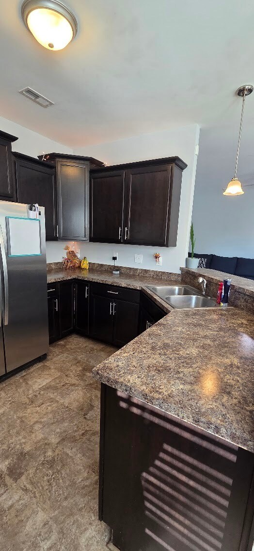 Foto del edificio - 99 Reece Dr