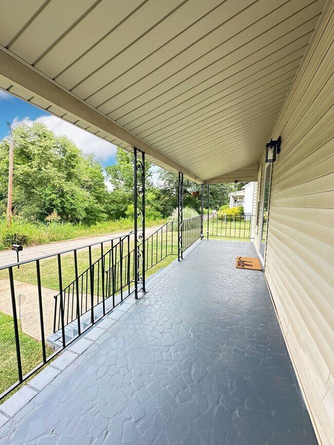 Building Photo - Beautifully Renovated 2 Bedroom 1 Bathroom...
