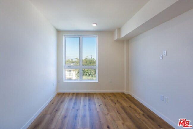 Building Photo - 5229 Willowcrest Ave