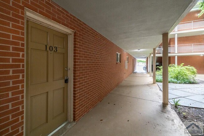 Building Photo - 250 Little St