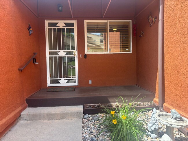 Building Photo - 2 Bed/2.5 Bath Townhome with A/C and gas f...