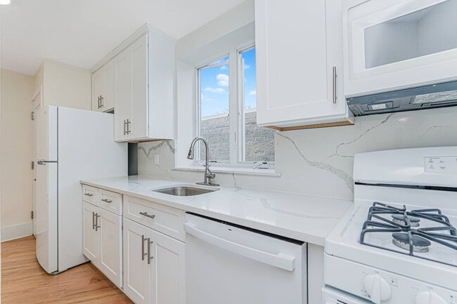 Building Photo - 2022 E 53rd St